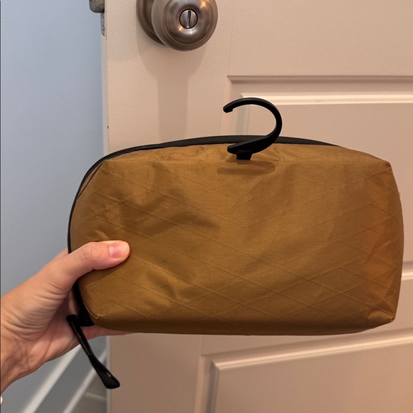 Peak Design Wash Pouch Regular / Coyote X-Pac™ 🤎 - Picture 2 of 5